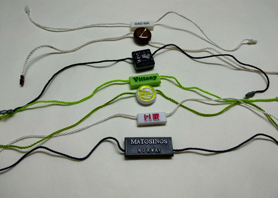 kopen De douaneschommeling etiketteert het Plastic Plastic Product Hang Tags Holders Suppliers van Markeringshangers online manufacture